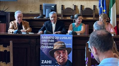 زاهي حواس من إيطاليا: نبحث عن مقبرة ومومياء الملكة نفرتيتي وعنخ إس آن آمون| صور