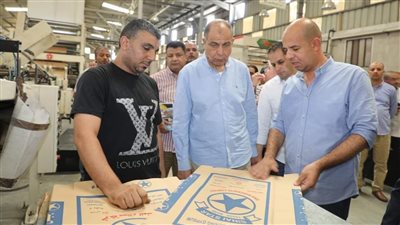 محافظ المنيا يتفقد عددا من المصانع.. ويؤكد: دعم لا محدود للمستثمر الجاد على جميع المستويات