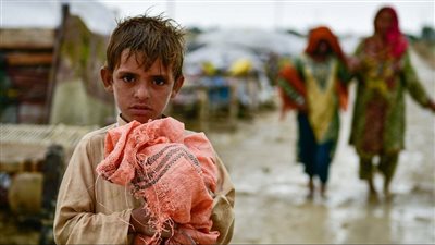 بسبب الفيضانات.. الكوليرا والملاريا يهددان أطفال باكستان 