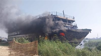 الحماية المدنية تحاول السيطرة على حريق مركب بكورنيش النيل في حلوان | صور