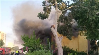 السيطرة على حريق نشب في محول كهرباء المساكن أمام حي السلام | صور