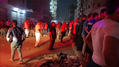 المئات في الشارع.. إخلاء جميع العقارات المجاورة لحريق مخزن المرج