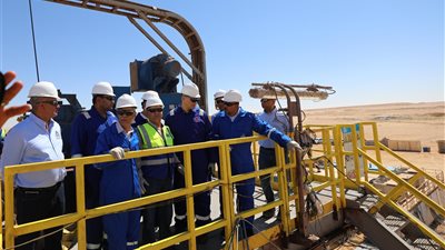 وزير البترول يتابع أعمال حفر بترولي بحقول خالدة بالصحراء الغربية