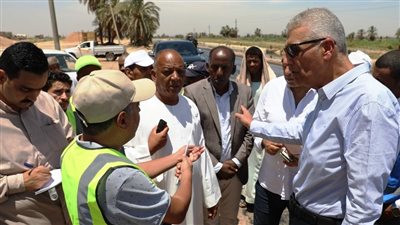 محافظ أسوان يتفقد أعمال رفع كفاءة الطريق الدائري بنصر النوبة بتكلفة 85 مليون جنيه