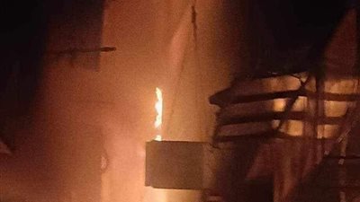 حريق ضخم في حارة اليهود يسفر عن خسائر وسط محاولات للسيطرة