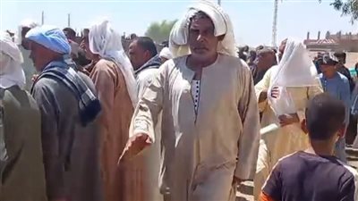 المئات بأسيوط يشيعون جثماني شابين انهارت عليهما بئر خلال عملهما في ليبيا| بث مباشر