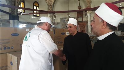 وزير الأوقاف يكلف رئيس القطاع الديني بالمرور المفاجئ على المساجد.. ويمنح عاملا مكافأة لتميزه