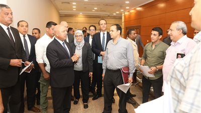 كامل الوزير: لن نسمح بإقامة مصانع على الأراضي الزراعية دون رخصة مباني