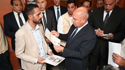 كامل الوزير لأحد المستثمرين: هنفضل وراك لحد ما تعمل مصنع.. وهنفتش عليك كل فترة