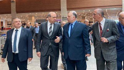 وزير الطيران يتابع تشغيل الرحلات الجوية بعد تداعيات العطل التقني الدولي.. ويستمع لمقترحات العاملين