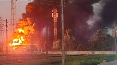 تسبب في انقطاع الكهرباء.. الحماية المدنية تسيطر على حريق بمحطة محولات بقرية بقنا| بث مباشر