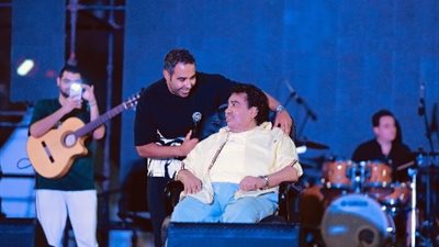 جالسًا على كرسي.. لقطات من أول حفل لـ أحمد عدوية بعد وفاة زوجته |صور