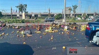 إصابة شخصين في انقلاب سيارة ربع نقل محملة بالفواكه بطريق الواحات| صور 