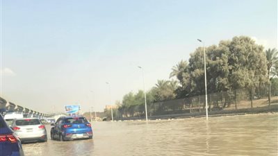 كسر مفاجئ بخط مياه بشارع التسعين الجنوبي.. وجهاز القاهرة الجديدة يدفع بالمعدات للإصلاح 