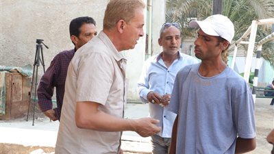 وزير العمل يعلن بدء اختبارات المتقدمين على مهنة نجار مسلح للعمل في الإمارات