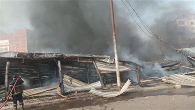 8 سيارات إطفاء للسيطرة على حريق معرض ملابس أمام الموقف العمومي ببنها| صور