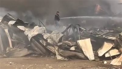 السيطرة على حريق معرض ملابس أمام الموقف العمومي ببنها وبدء عمليات التبريد