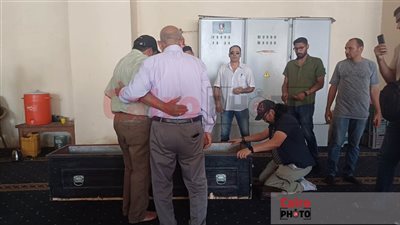 انهيار أسرة الفنان الراحل أحمد فرحات لحظة وصول جثمانه إلى مسجد عمرو بن العاص