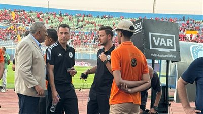 طاقم تحكيم مباراة الأهلي وبيراميدز يطالب بتشغيل تقنية الفيديو قبل اللقاء 