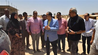 محافظ أسيوط يتفقد أعمال توصيل الكهرباء للمنطقة الاستثمارية للصناعات والمحاصيل الزراعية بالكوم الأحمر