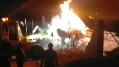 السيطرة على حريق اندلع في مخزن بالصف