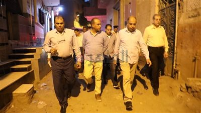 نزلهم في الفجرية.. محافظ المنيا يجوب شوارع المدينة لتفقد الحالة العامة