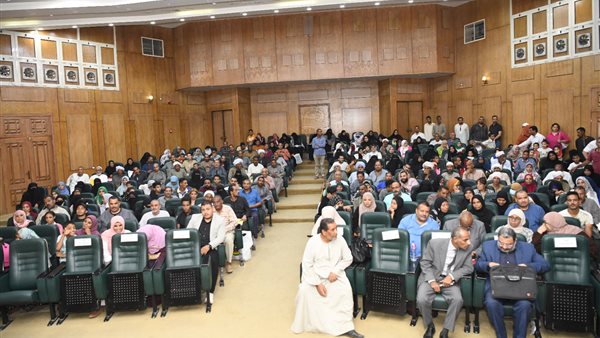 محافظ قنا يلتقي المواطنين