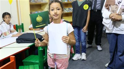 جناح الأزهر يرسم البسمة على وجه الطفلة حور في معرض الإسكندرية للكتاب| صور
