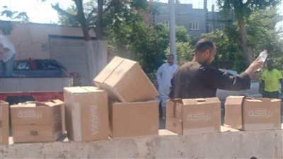 كرم المنايفة.. توزيع المياه على المسافرين بالتزامن مع ارتفاع درجات الحرارة بالمنوفية| صور