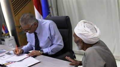 محافظ أسوان يوجه بتلبية مطالب 50 مواطنا ومواطنة خلال اللقاء الأسبوعي