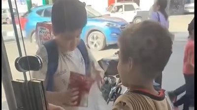 أنا جايب بسكوت تاكل معايا؟.. فيديو لطفل مع بائع مناديل صغير يخطف قلوب متابعي السوشيال ميديا