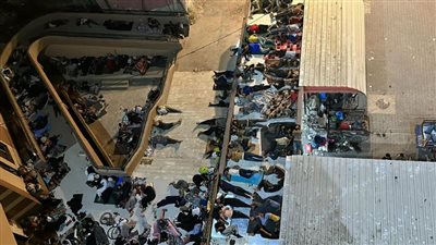 بعد النزوح من خان يونس.. مئات العائلات تفترش الأرض في مجمع ناصر الطبي بغزة 