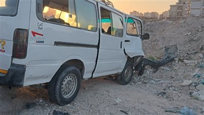 مصرع شخص وإصابة آخر في تصادم ميكروباص مع سيارة ربع نقل بمطروح| صور