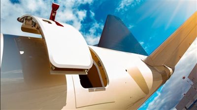 إخلاء سبيل المتهمين بفتح باب طائرة إير كايرو والتسبب في تعطلها بمطار القاهرة