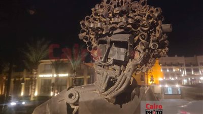 بعد تمثاله فى متحف توسو ببريطانيا.. تمثال جديد لـ محمد صلاح من الخردة بالممشى السياحى بالغردقة| صور