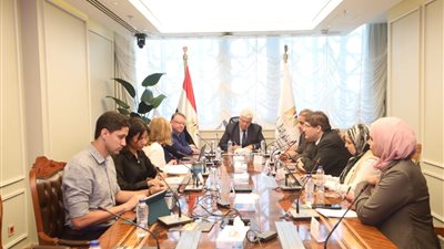 وزير التعليم العالي يناقش سُبل الارتقاء بآليات تأهيل الخريجين لسوق العمل 