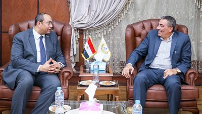 رئيس ميناء دمياط يبحث خطط شركة موبكو للأسمدة لتعظيم تصدير منتجاتها إلى الخارج