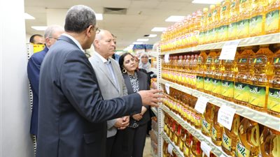 محافظ القاهرة يطالب بوضع الأسعار على السلع في الجمعيات الاستهلاكية 