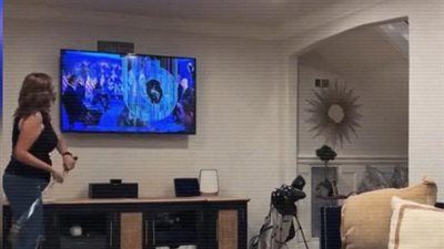 دعما لفلسطين.. أمريكية تكسر التلفزيون كلما رأت نتنياهو| فيديو