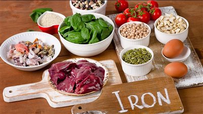 أعراض نقص الحديد عند النساء وعلاجه.. من الإرهاق إلى اشتهاء الطين