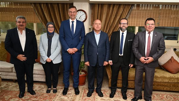 وزير الصناعة مع الشركة