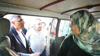 محافظ الجيزة للمواطنين: متدفعوش زيادة عن الأجرة المحددة.. وأبلغوا عن السائقين المستغلين