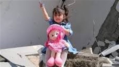 أسفلها شخص تحت الأنقاض.. صغيرة فلسطينية تحتضن دميتها المتبقية من قصف منزلها تثير التعاطف