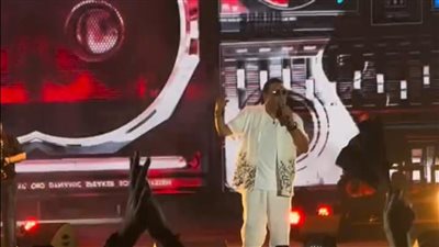 بنظارة سوداء.. محمد فؤاد يشعل حفل ديسكو 90 في أول ظهور فني له بعد إصابته بالعصب السابع