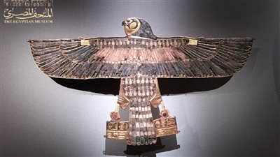 مصنوعة من الذهب.. المتحف المصري بالتحرير يعرض قلادة كبيرة على هيئة صقر ذي جناحين ممدودين