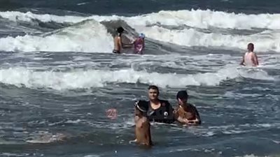 أمواج مرتفعة تضرب شواطئ بورسعيد وسط إقبال المصيفين رغم تحذيرات الأرصاد | صور