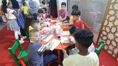 الأزهر ينظم ورشًا فنية لتعليم الصغار رسم العلم الفلسطيني بمعرض الإسكندرية للكتاب