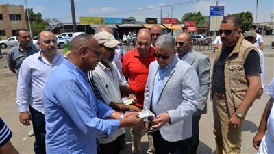 محافظ الإسماعيلية يتابع ميدانيًا التزام السائقين بالتعريفة الجديدة وانتظام العمل بالموقف الجديد
