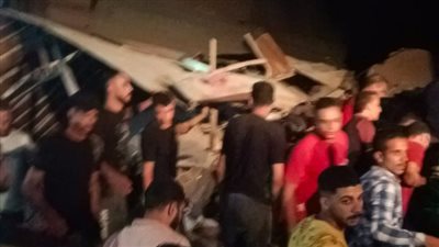 بسبب إزالة جدار.. الدفع بـ8 سيارات إسعاف ومعدات ثقيلة لرفع أنقاض عقار مكون من 5 طوابق بالمحلة