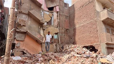 كان يحاول إنقاذ أفراد أسرته.. وفاة صاحب العقار المنهار بالمحلة أسفل الأنقاض